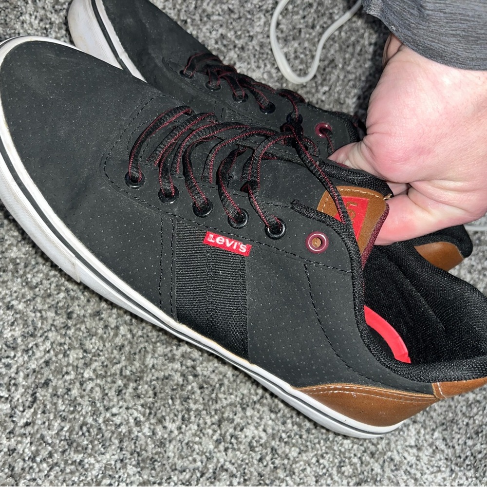 Levi’s BarelyWorn Black w/red tag&small leather accent casual sneaks/skateSIZE10